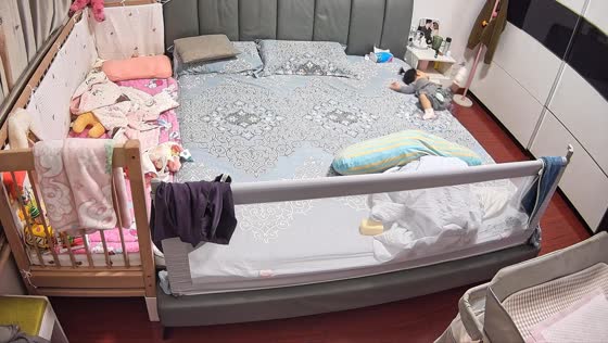 Baby accidentally rolls off bed but remains unharmed in Beijing, China