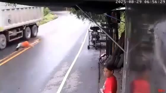 Truck loses control and crashes into fruit stand in Mabitac, Laguna