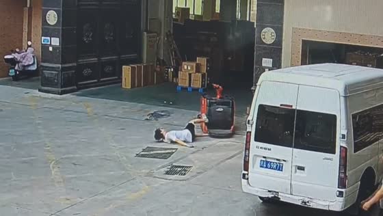 Man falls from electric pallet jack after hitting ramp in Fujian, China