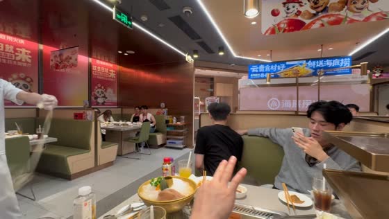 Noodle maker accidentally hits customer with dough in Henan, China