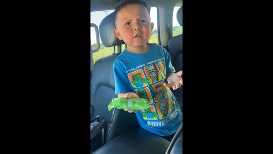 Kid hilariously mistakes mom's maxi pad for pampers in car