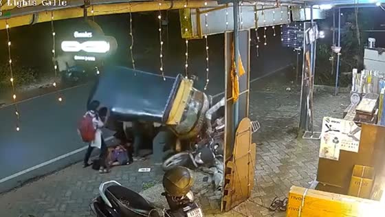 Schoolgirl lifts auto rickshaw after it falls on her mother in Mangaluru, India