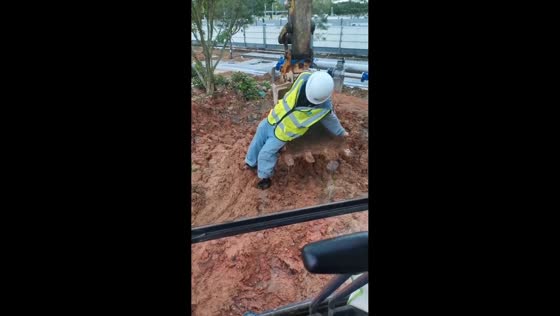 Worker stuck in mud rescued by excavator in Guangdong, China