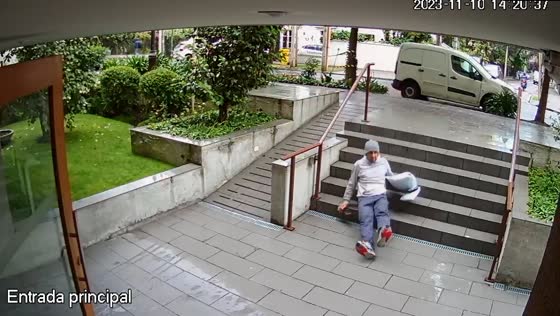 Staircase mishap: unfortunate stumble captured in Santiago, Chile