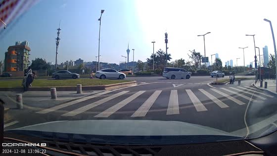 Motorcycle crashes into flowerbed and flips over in Guangdong, China