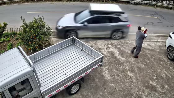 Father carrying baby narrowly avoids speeding vehicle in close call in Chongqing, China