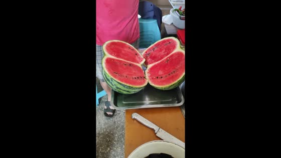 Man cuts open giant ripe watermelon in Yongzhou City, Hunan Province, China