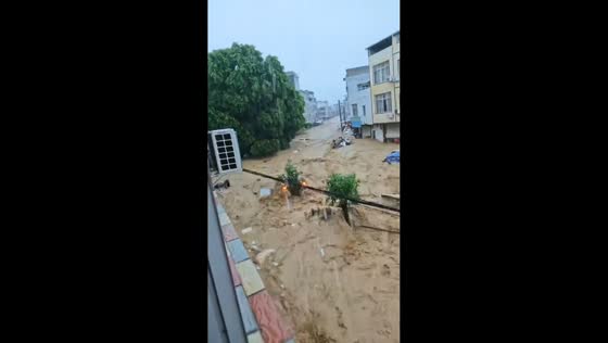 Powerful floodwaters sweep away vehicles in Guangxi, China