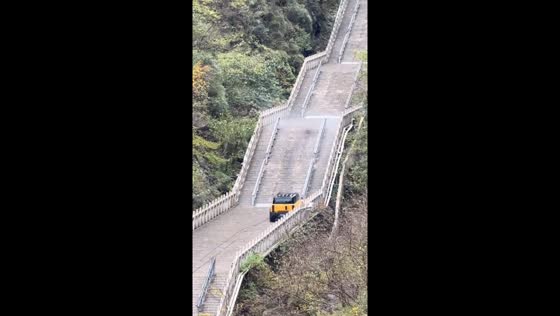 Car struggles to climb Tianmen Mountain in Hunan, China