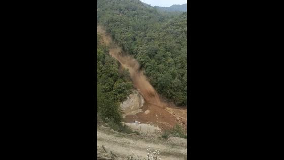 Severe landslide sends soil and debris down mountainside in Yunnan, China
