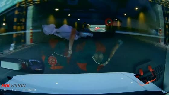 Car loses control on icy tunnel road in Heilongjiang, China