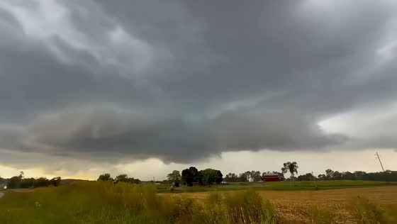 Massive shelf cloud sweeps across countryside in Barren, USA