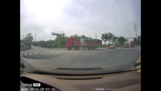 Strong wind from passing truck blows off car bumper in Zhejiang, China
