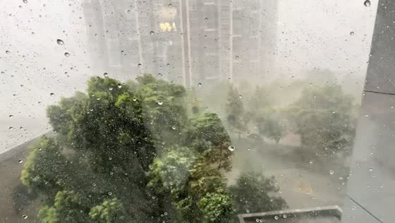 Powerful rainstorm lashes high-rise residential area in Jiangsu, China