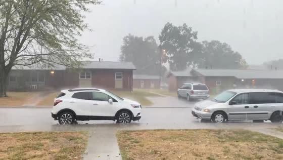 Intense thunderstorm drenches Frankfort, USA