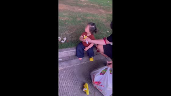 Toddler’s tantrum turns into snack time in Guangxi, China