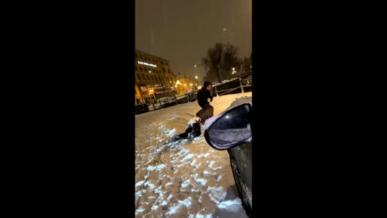 Snowball fight slip: hilarious rescue in Örebro's town center