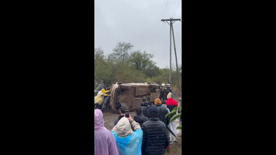 Community rally: overturned car quickly restored by locals, race resumes