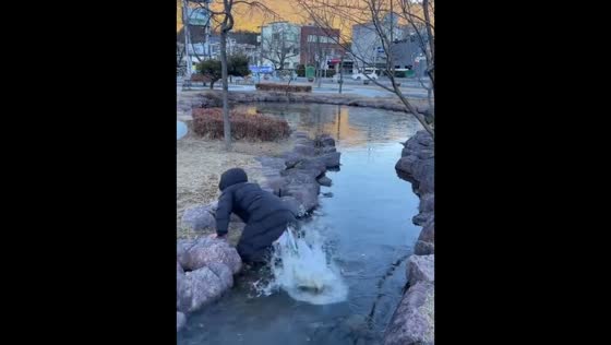 Man slips on frozen river in Jiangxi, China