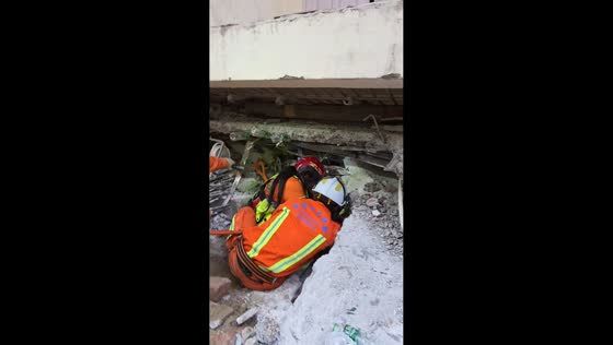 Rescuer flees as aftershock hits during rescue in Mandalay, Myanmar