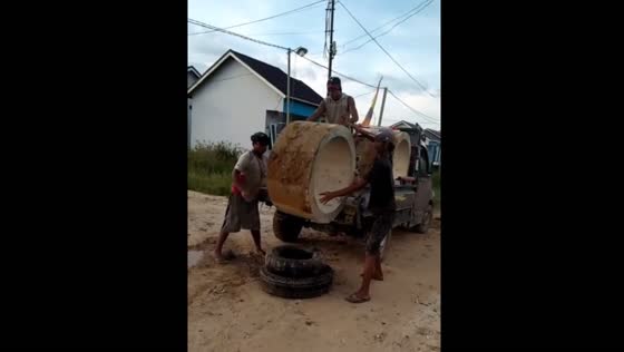 Culvert installation equipment fails in Central Kalimantan, Indonesia