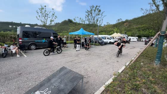 Motorcycle rider loses balance mid-air during ramp jump in Zhejiang, China
