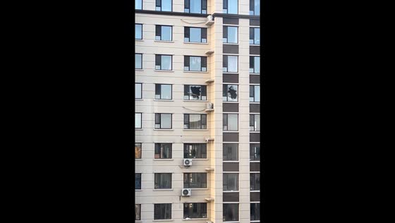 Apartment windows smashed during quarrel in Jilin, China