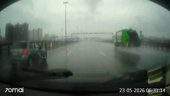 Car loses control on rain-soaked highway in St. Petersburg, Russia