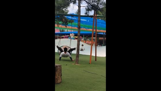 Playground mishap as father falls off swing in Shanxi, China