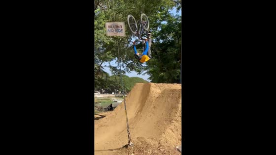 Cyclist’s backflip attempt ends in fall in Marikina, Philippines