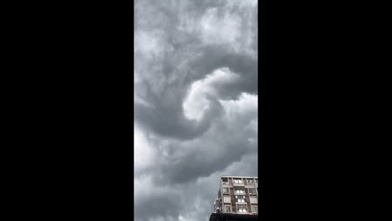 Shelf cloud brings dramatic storm scene in Fujian, China
