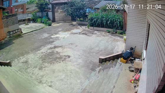 Man falls from stool while washing a pan in Yunnan, China