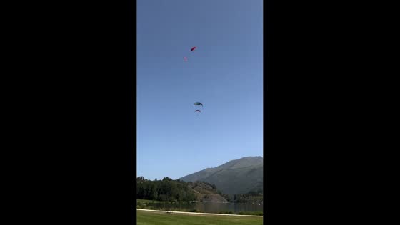 Paraglider executes skillful landing with spins in Zhejiang, China