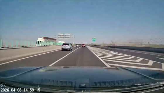 Car loses control and crashes into guardrail on highway in Shandong, China