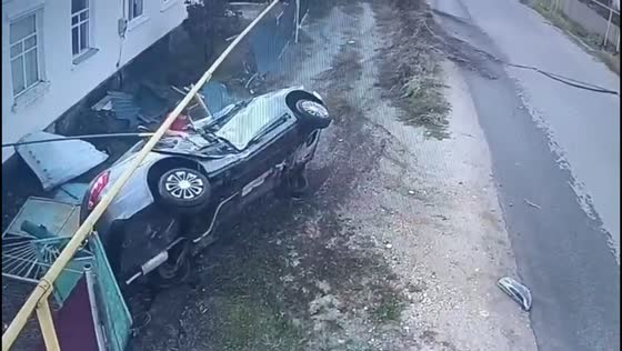 Teenagers escape vehicle after high-speed crash in Voronezh, Russia