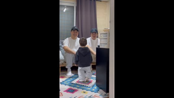 Identical twins leave child in hilarious fatherly dilemma
