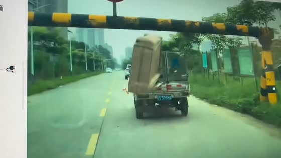 Oversized box falls from mini-truck after striking height barrier in Hunan, China
