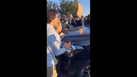 SUV standoff unfolds between protesters and ICE agent in Illinois, USA
