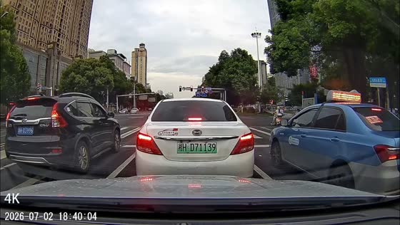 Motorcyclist crashes into taxi after running red light in Hunan, China