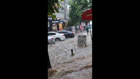 Flash flooding overwhelms streets in Beşiktaş, Turkey