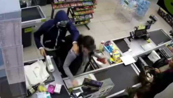 The woman refused to give money to the robber with a knife put to her throat.