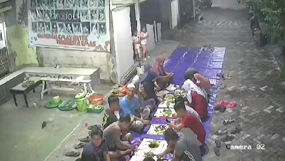 Rat interrupts meal in Tangerang on New Year's Day