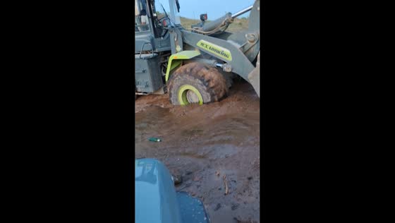 Wheel loader gets stuck while attempting to rescue car from mud in Inner Mongolia, China