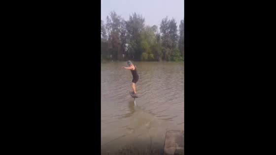 How to quickly cross the river? Vietnamese surfer conquers new heights!