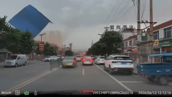 Steel roof ripped off by strong winds and crashes onto vehicles in Shanxi, China