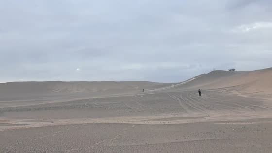 Motocross rider loses balance and crashes on desert ramps in Xinjiang, China
