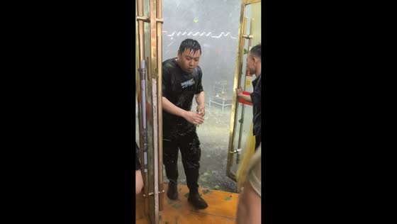Heavy rainstorm sends people rushing for shelter in Shandong, China