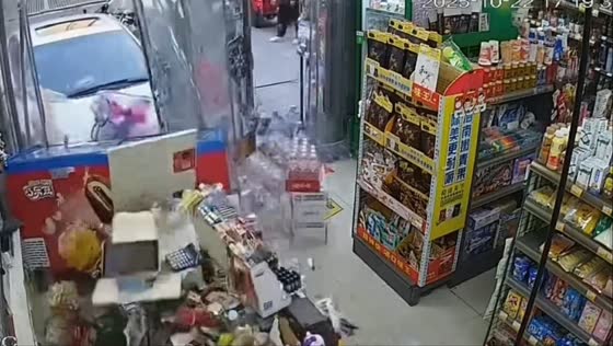 Car collides with store, toppling shelves in Hubei, China
