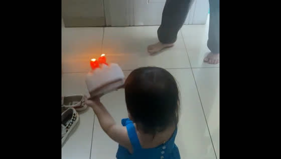 Toddler drops birthday cake during surprise in Bandung