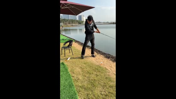 Golfer’s club flies unexpectedly during swing in Hainan, China